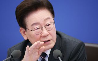 李대통령 "문법 안 맞는 엉터리 단어 지적해야"