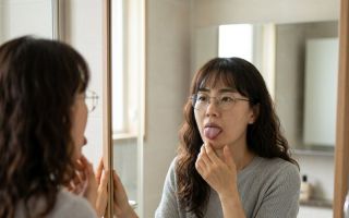 양치하는데도 혀가 하얗다면…백태가 자꾸 쌓이는 원인과 관리법