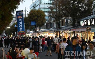 맛있는 음식에 흥겨운 공연, 가을밤의 정취까지…광주 무등시장 야시장 '북적'