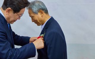 안동 모교 찾은 李대통령, 은사 끌어안고 “정말 고맙습니다”