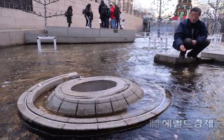 청계천 ‘행운의 동전’ 쓸어간 중년 남녀…누리꾼들 “책임 물려야” 공분