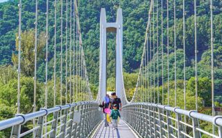 수많은 산이 병풍 같아<br>아름다운 자연 속 걸어요