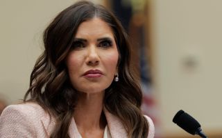 트럼프, ‘ICE 논란’ 국토안보장관 경질…집권 2기 내각 첫 교체