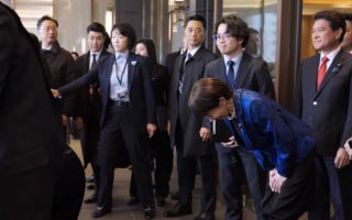 中, 일본 총리의 이 대통령에 대한 ‘90도 인사’는 “아첨”