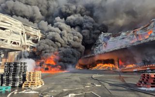 음성 공장 화재 실종자 1명은 어디에..조명차까지 투입해 야간 수색