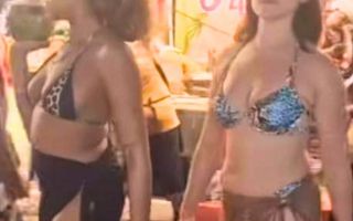 노출 심한 비키니 외국女들, 출입 제지하자 “너희 엄마” 패드립… 푸껫 사원 논란