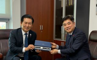 정청래 "1호 '이재명 시계' 받아...손목에 차고 정부 성공 위해 힘쓸 것"