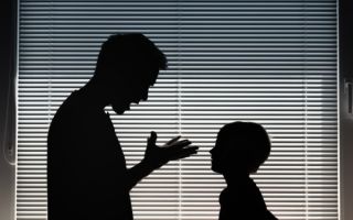 "저 남자, 네 엄마랑 불륜" 아빠 이 말에...17살 소년, 이웃 총기 살해