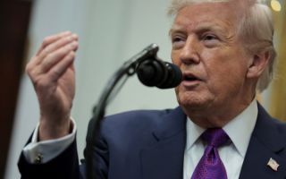 트럼프 "두 번째 항공모함 곧 중동으로…이란 정권교체는 최선의 일"