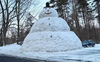 2살 딸 둔 아빠가 만든 '초대형 눈사람'…폭설로 7m 높이 '훌쩍'