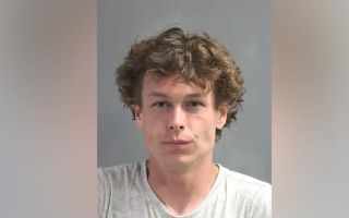 "여긴 못 오겠지?" 도주 용의자, 강에 풍덩…패들보드 탄 경찰[영상]