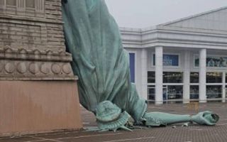 강풍에 '꽈당' 쓰러진 '자유의 여신상'···"인명 피해는 없어"