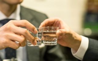 “벌써 비었어? 빨리 더 시켜”…점점 약해지는 소주 도수에 ‘한 병 더’ 외치는 사람들