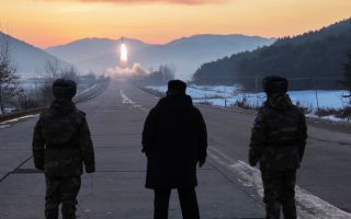 北 "극초음속 미사일 발사훈련…김정은 참관"