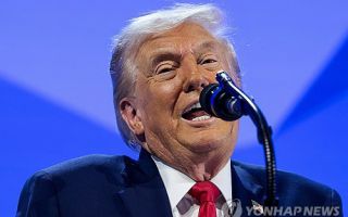 트럼프 "그린란드 미국 병합 즉각 협상…무력은 안 쓸 것"