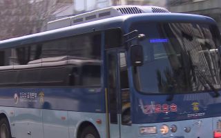 윤석열 호송차 법원 도착…재판 대기