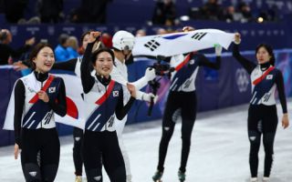 '김길리가 뒤집었다'…한국 여자 쇼트트랙 계주 역전 금메달