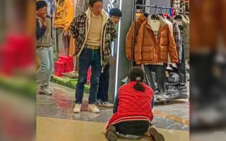 “패딩 사주세요”…쇼핑센터서 무릎 꿇고 남편에게 애원하는 중국女