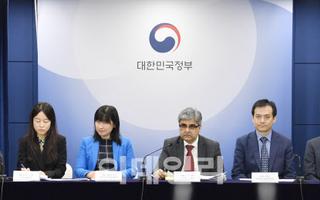 <b>한국 올해·내년 경제성장률 낮춘 IMF…“저출산, 최대 도전과제”</b>