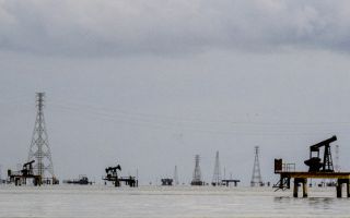 美, 베네수 석유 탐사·생산 허용…“원유 생산 최대 20%↑”