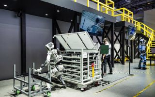 "휴일도 쉬지 않는 노동"…아틀라스 vs 옵티머스, 휴머노이드 로봇 전쟁