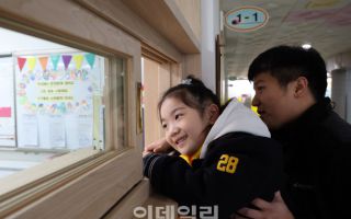 '독박육아'는 옛말?...아빠 육아휴직 5년 새 2.5배 껑충