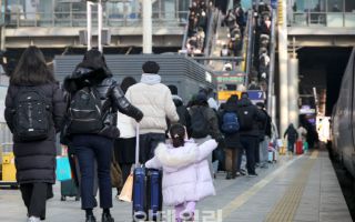 "자주 찾아봬야죠"…아쉬운 설 귀경길, 손에는 선물 가득