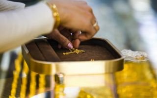 “어떡해” 13돈 금팔찌 실수로 물내려…열차 화장실서 ‘발 동동’