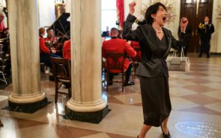 '둠칫둠칫' 백악관서 입 벌리고 춤춘 다카이치..."일본의 수치"