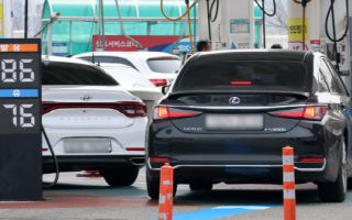 기름값 오늘이 제일 싸다, 주유소에 줄 지어 들어가는 차량들