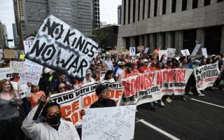 "왕은 없다"…이란 전쟁 한 달째, 美전역서 反트럼프 시위