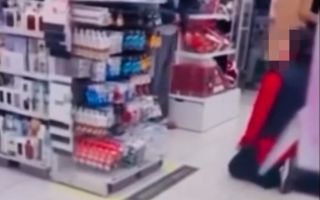 다이소, 고객에 무릎 꿇은 직원에 형사고소 지원?… 알고 보니