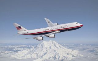 트럼프의 ‘금 사랑’…에어포스원도 금띠, 성조기 색칠