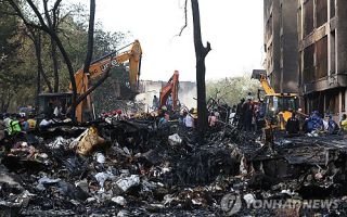 인도 여객기 추락사고 사망자 260명 이상…1명 생존 <UPI>