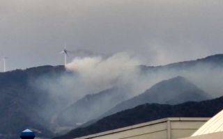 경남 양산 풍력발전소에서 불...진화 총력