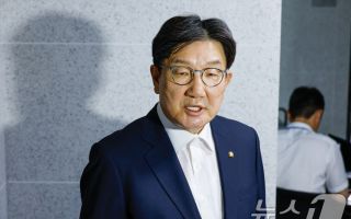 권성동 '위장마스크 쓰고 골프' 보도에 "악의적 왜곡"