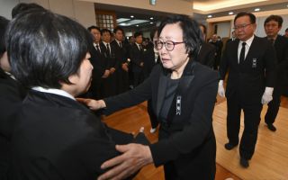 유가족 위로하는 한명숙 전 총리