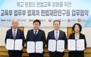 유튜브로 정치 배우는 학생들… “교실에서 가르쳐야” “교실의 정치화”