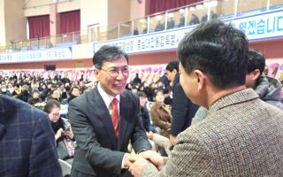 안희정, 8년 만에 정치 행사 등장… 박정현 부여군수 출판기념회 참석