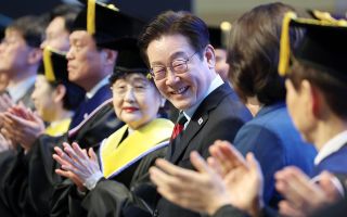 尹 ‘입틀막’ 논란 일었던 카이스트 졸업식 간 李 대통령… “정부 믿고 마음껏 도전하라”