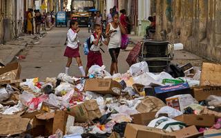 美 원유 수출 봉쇄에 쿠바 ‘쓰레기 대란’