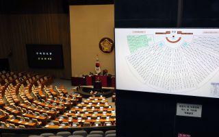 필리버스터 정국… 본회의장은 ‘텅텅’