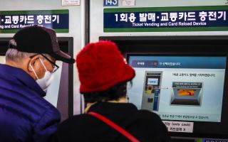 이 대통령, “출퇴근 시간 노인 무료 이용 제한 연구하라”