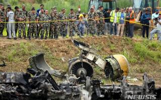 ‘18명 사망’ 네팔 항공기 추락 사고…조종사만 살아남은 이유는?