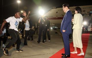 남아공 도착해 ‘흠칫’ 놀란 김혜경 여사…그 앞에 나타난 남자는[청계천 옆 사진관]