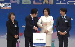 李대통령 부부와 기념 촬영 나선 최수종…‘빵’ 터진 이유는