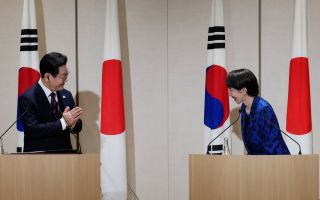 "한국 기어오른다"던 日 총리, 中압박과 美무관심에 BTS 노래 연주하며 韓에 '손짓'