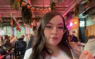 키 150㎝인데 가슴 무게만 30㎏… '유방 비대증' 英 여성 사연 화제