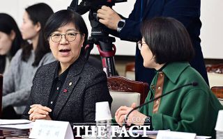 의료혁신위 회의에서 대화하는 정은경 장관 [포토]