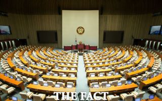 '코인 열풍' 못 피했다…상장폐지 쓴맛도